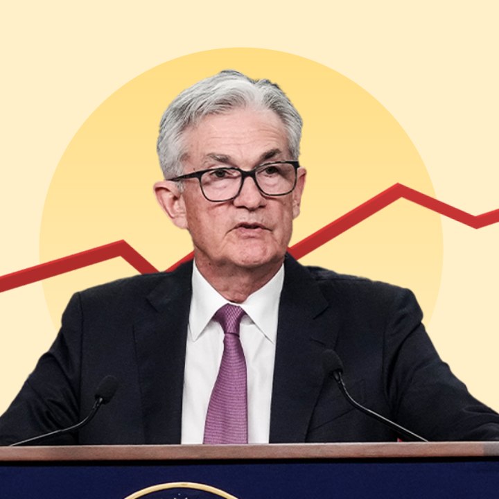 Jerome Powell in front of interest rate graphic